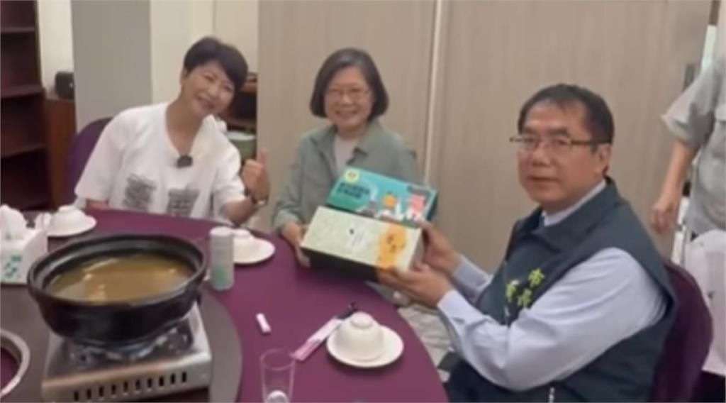 快新聞／蔡英文登山點名他「為何沒來？」黃偉哲急送禮致歉遭追問：還有嗎？