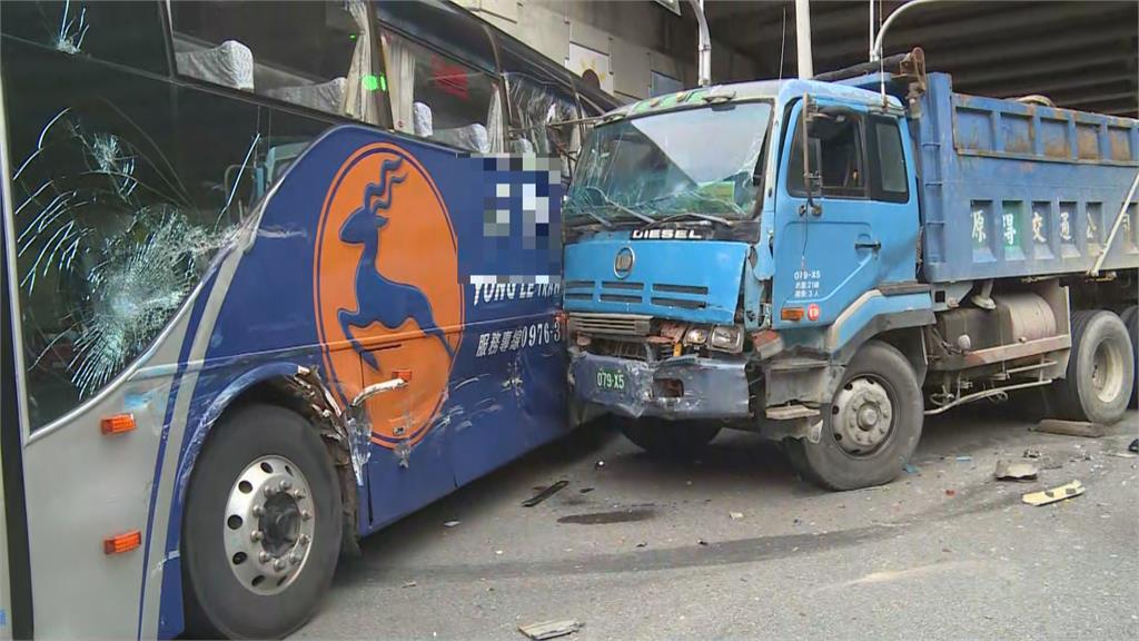 砂石車疑煞車失靈 攔腰撞醫院交通專車
