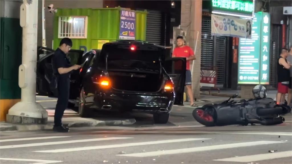快新聞／違規左轉？高雄凌晨路口車禍「波及無辜騎士」　3人受傷