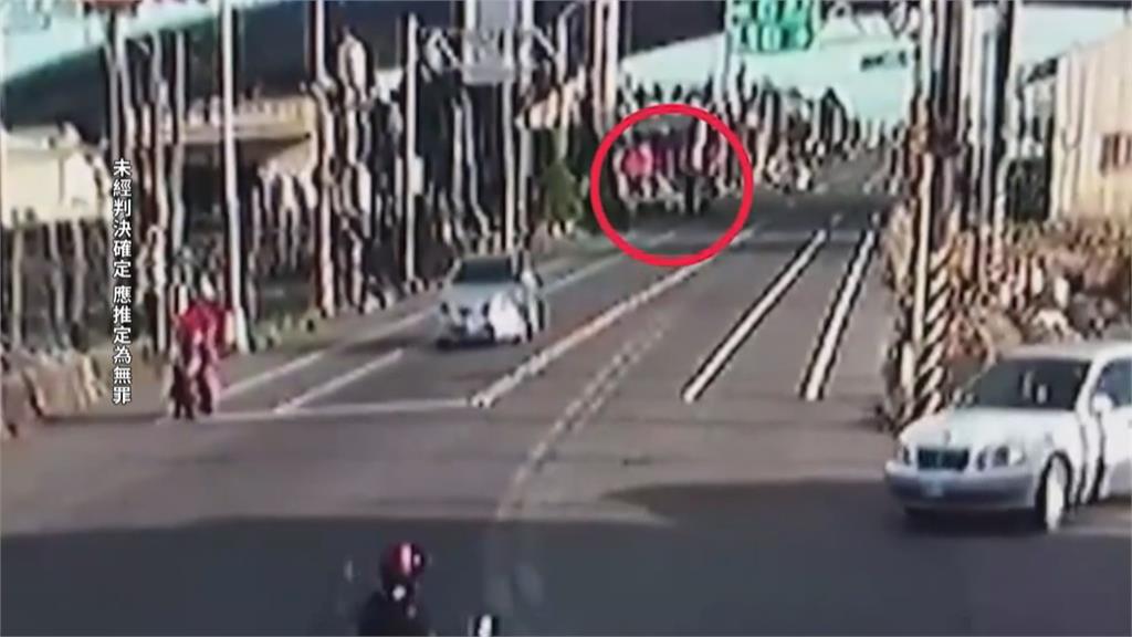 小貨車撞到雙載機車…少女倒地 駕駛下車只查看愛車後竟肇逃