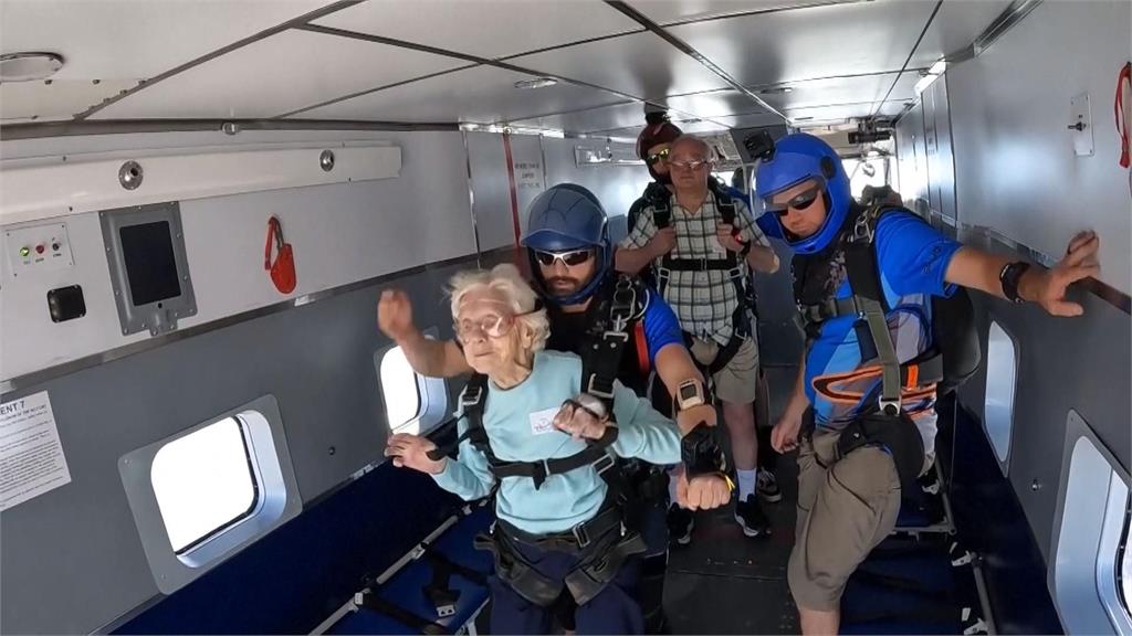 年齡只是數字！美１０４歲人瑞　挑戰全球「最高齡」跳傘紀錄