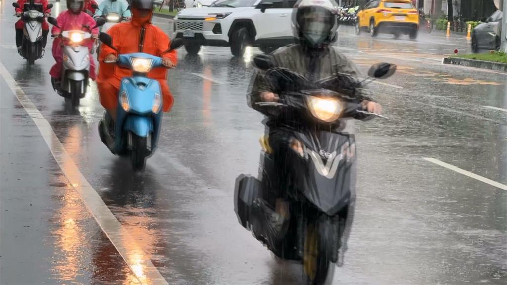 高雄男「撐傘單手騎機車」　遭直擊還邊抽菸民眾看傻