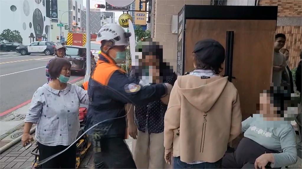 高雄鳳山民宅清晨火警! 86歲婦逃生 外籍看護受困獲救