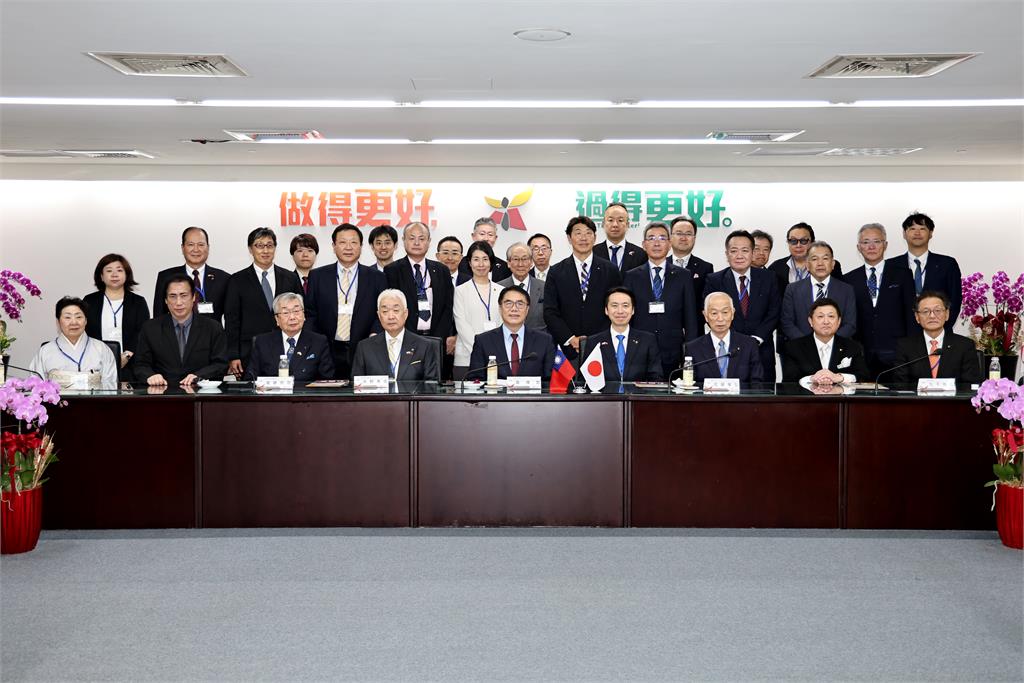 山形市訪問團來訪 黃偉哲頒發長谷川幸司榮譽市民證書