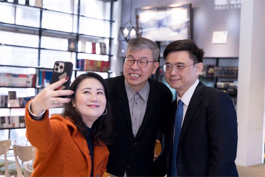 快新聞/陳建仁、蘇貞昌相挺!賴瑞隆新書發表會 霍夫曼也跨海祝賀