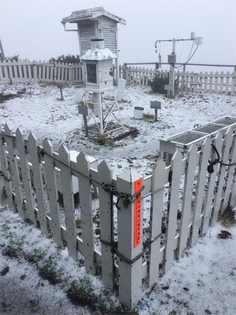 快新聞／玉山8:43「下冰雹雷雨」！　雪白世界畫面曝光