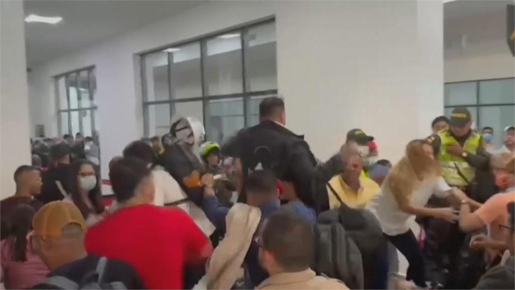 財務困難　哥倫比亞廉航突取消班機　旅客受困火大爆衝突