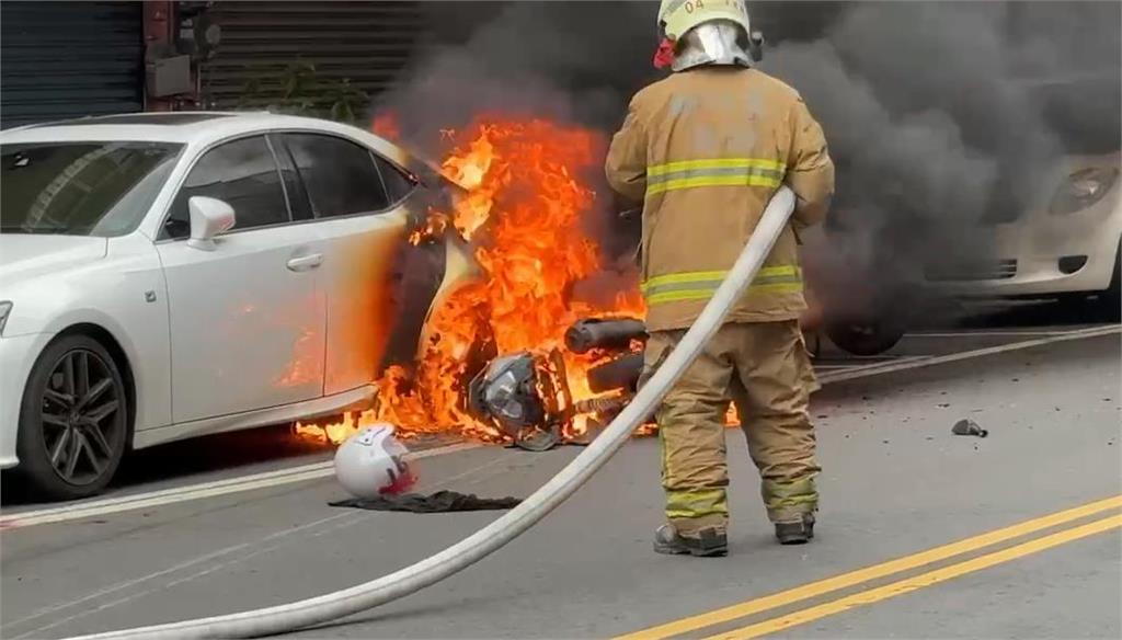 快新聞／新竹機車騎士撞飛72歲老婦　連人帶車撞對向名車再釀火燒車