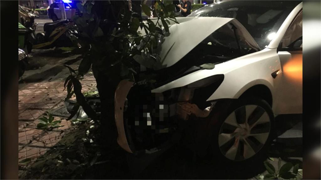 騎士好衰！嘉義廂型車追撞波及２機車　高雄轎車闖紅燈波及３機車