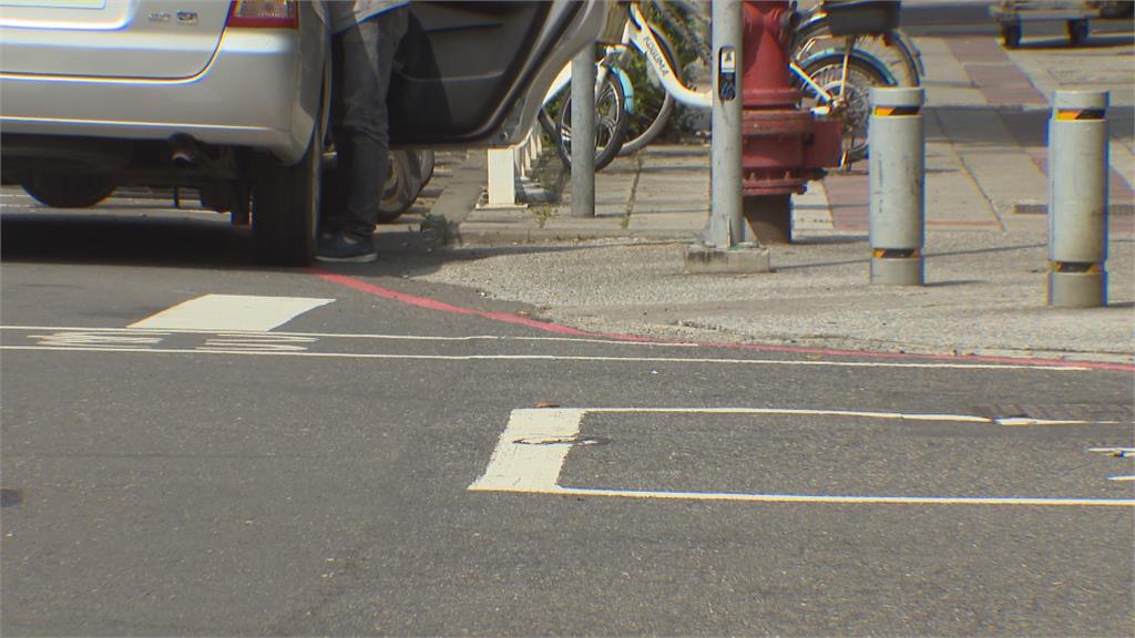閃路邊違停「跨雙黃線」遭檢舉慘罰900元!駕駛怨「不跨怎麼過」警方說話了