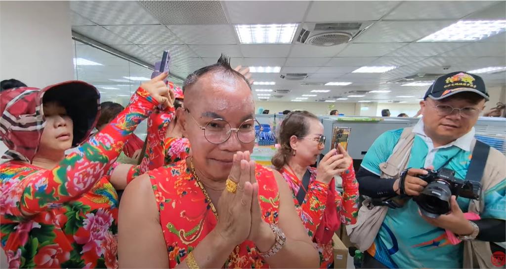 白沙屯媽祖「粉紅超跑」直衝吊車大王豪宅賜福！震撼畫面曝光…胡董高喊：我愛您