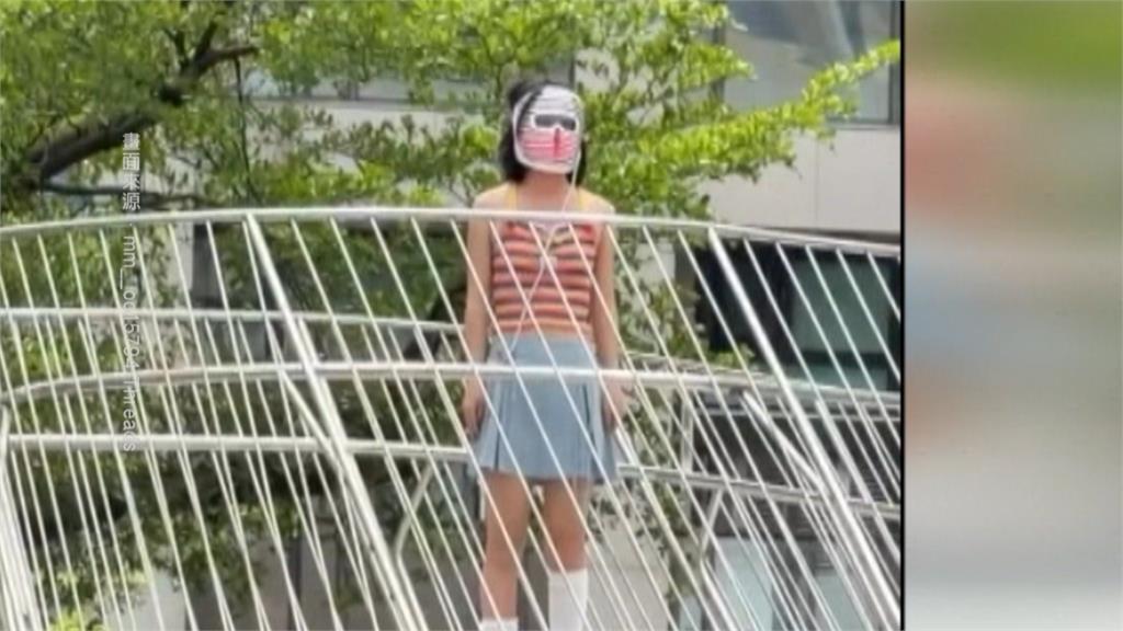 獨家／台北中山商圈驚見「面具女」　站觀景台不動