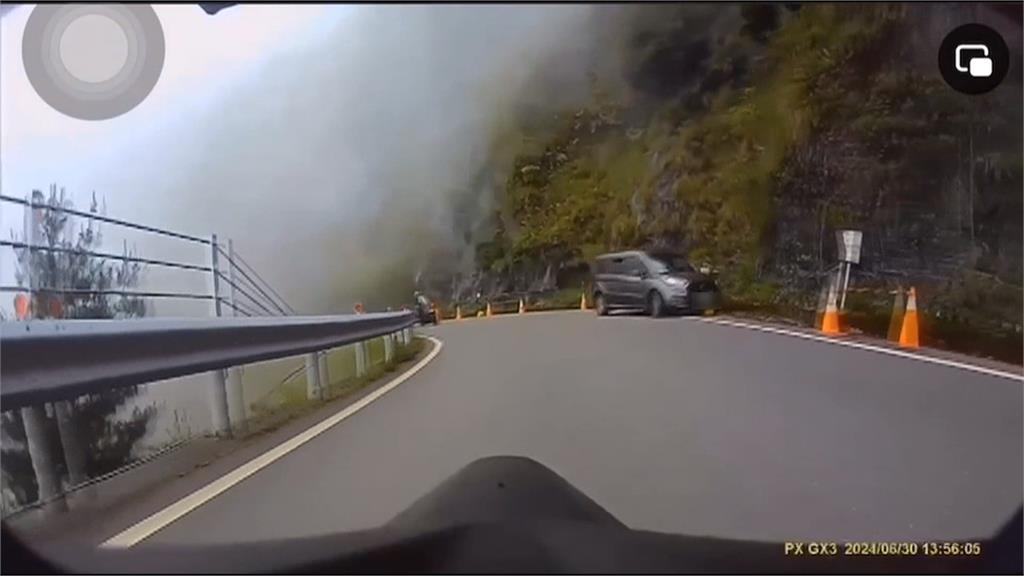 台十四甲線鳶峰路段 車輛蛇行一路撞 衝撞護欄險墜谷