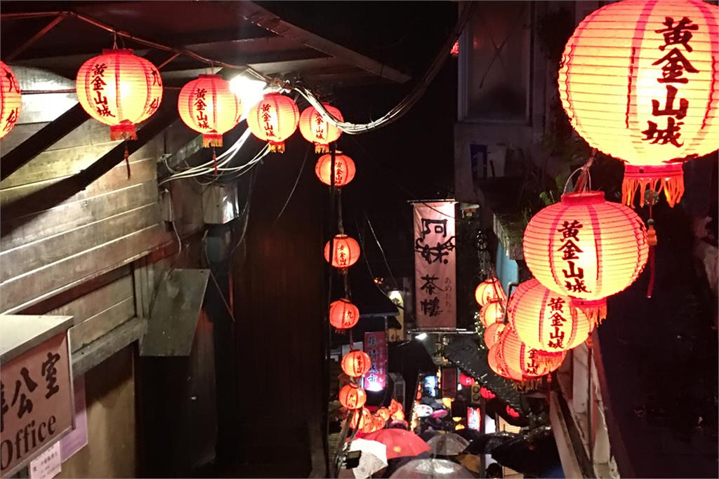 烏來老街沒落了?他曬鐵證曝店家「7點就關門」嘆沒靈魂 網掀2派論戰