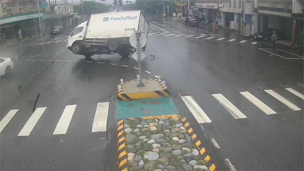 遭後方小客車追撞　小貨車轉兩圈側翻安全島