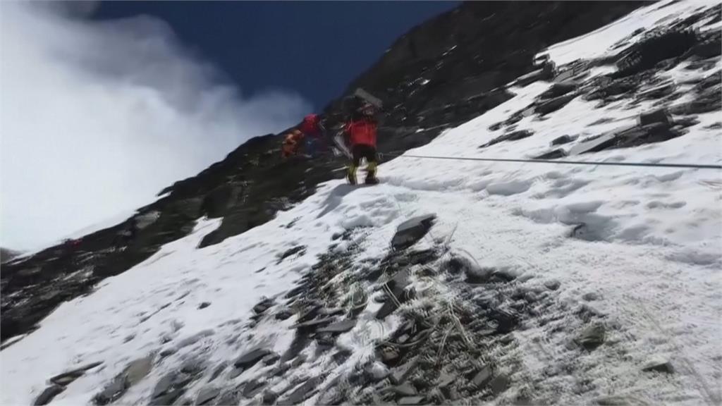 攀聖母峰遇險　雪巴嚮導救援大難不死　