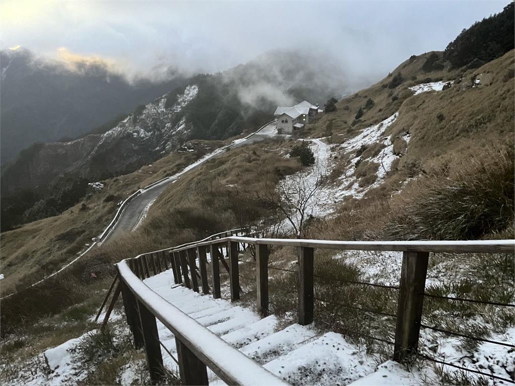 快新聞/銀白世界!合歡山降雪厚度0.5公分 「這路段」仍需掛雪鏈通行