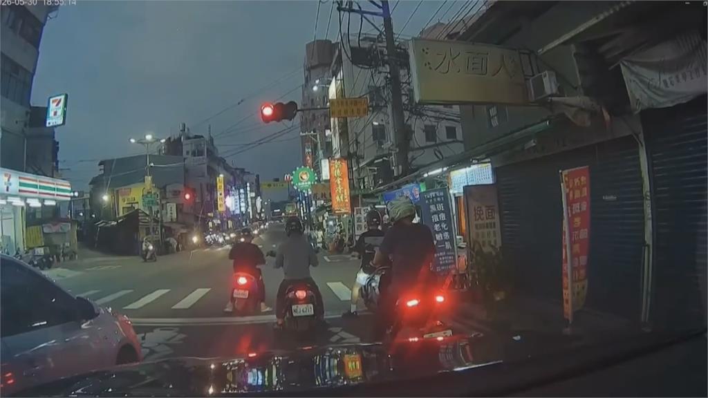 跑給警車追!騎士拒檢大逃亡 毒駕、通緝被逮吃23萬交通罰單
