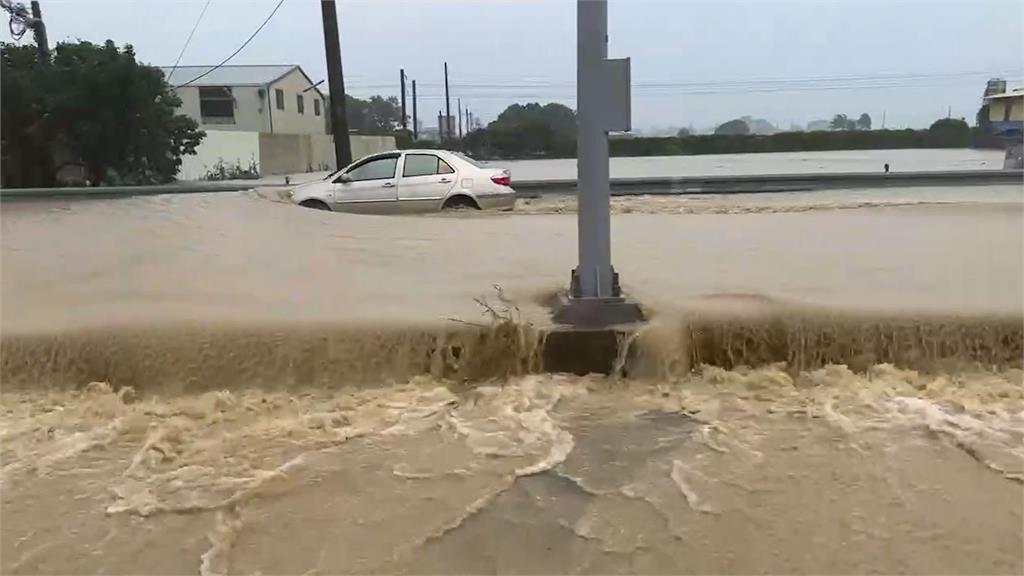 快新聞／凱米災情慘！南投貓羅溪暴漲「車子全泡水」　雲林、嘉義也淹水