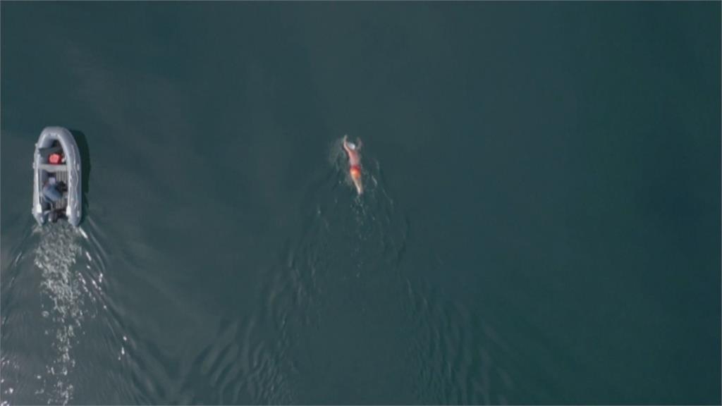 貝加爾湖五度低溫　8運動員為生態接力游70公里