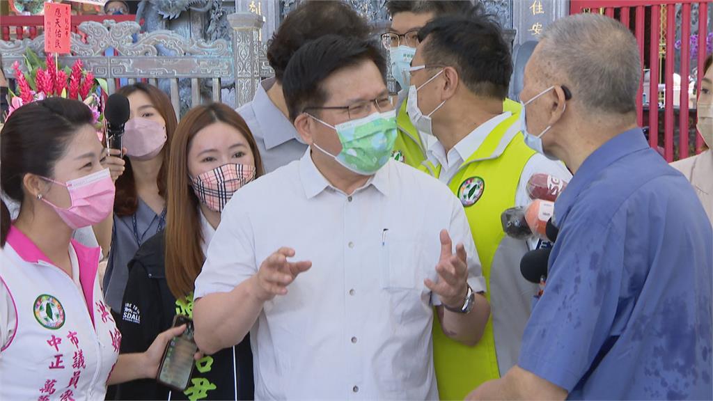 爭取台北市長提名　林佳龍帶小雞參拜龍山寺