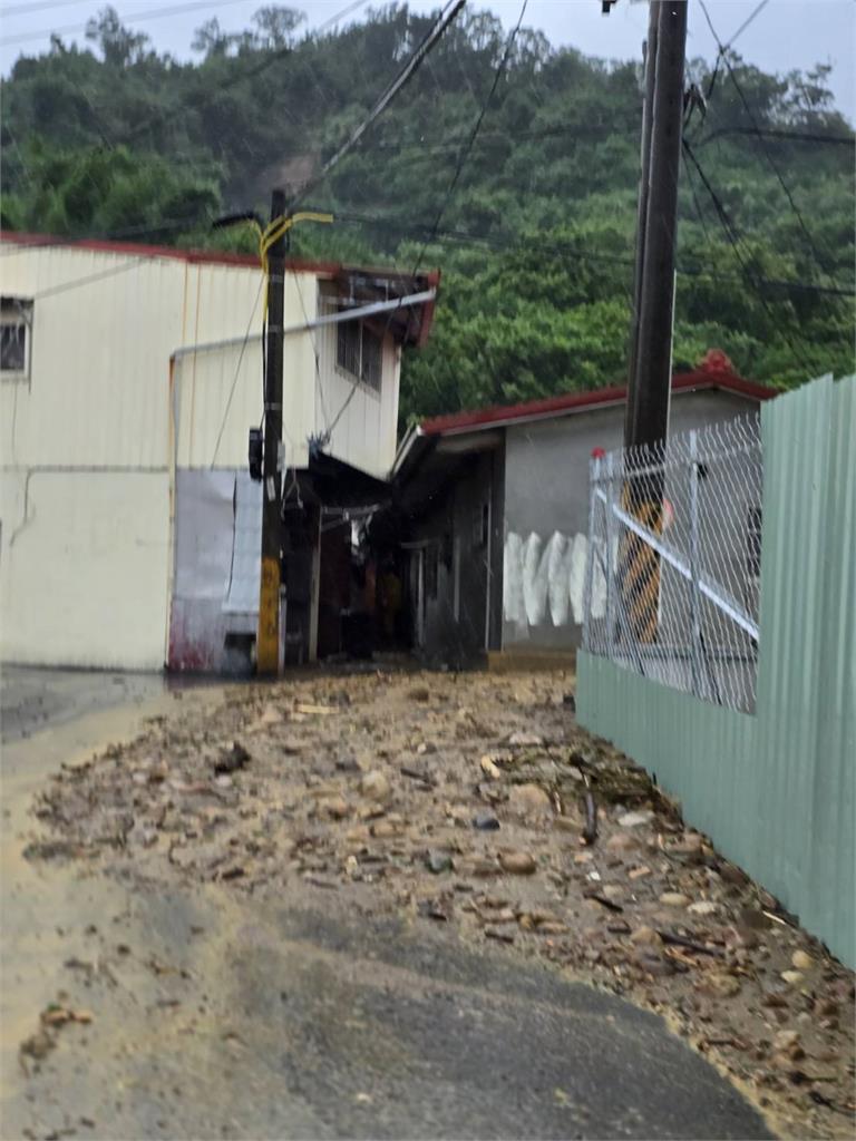 快新聞/高雄土石流沖入民宅「2人被埋」 屋主救出已無生命跡象