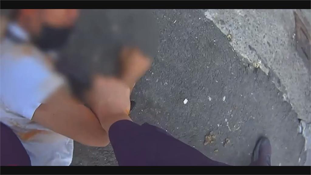 家族聚會酒後失控起爭執 全家人動手襲警全進警局