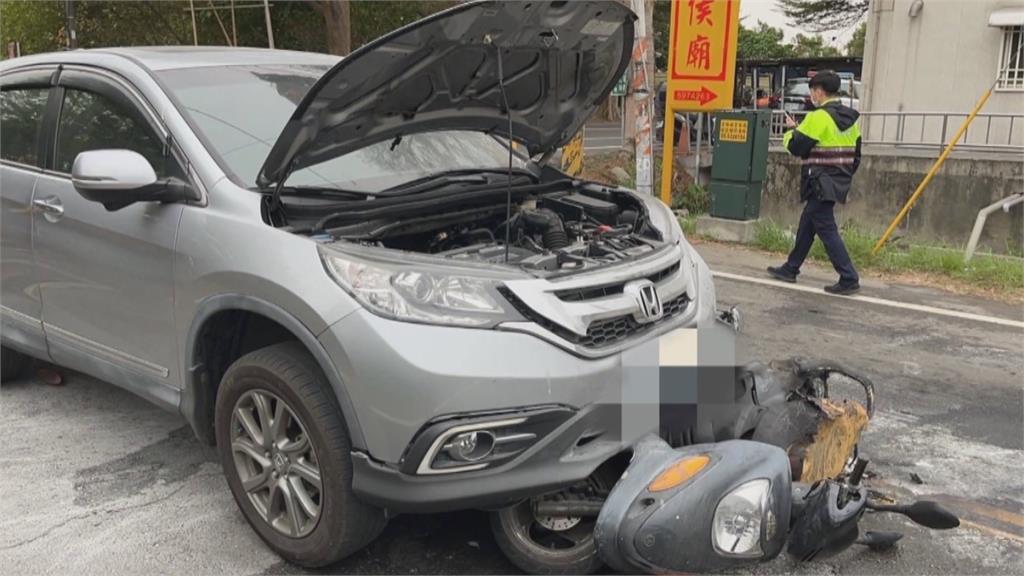 疑闖紅燈遭休旅車撞上拖行 機車竄火!無照七旬婦喪命