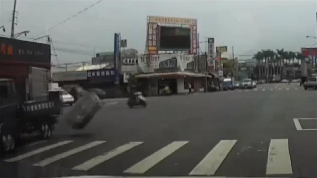 小貨車疑載水冷器未綁妥 轉彎甩飛險砸停紅燈小客車