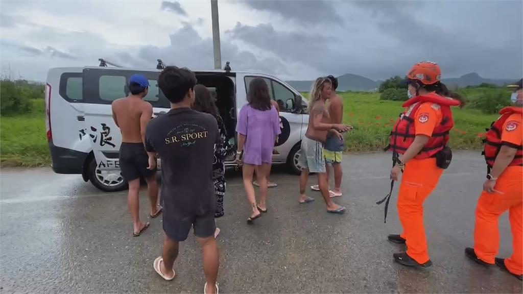 墾丁大街間歇雨勢　瞬間大雨人孔蓋變小噴泉