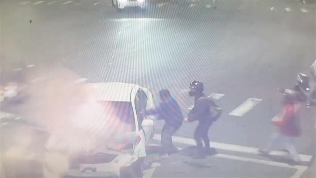 撞公車再逆撞騎士釀火燒車　路人英勇破車窗救人