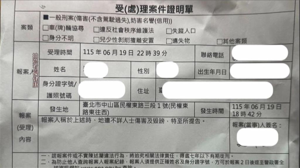 駕駛菸蒂彈窗外踢到鐵板... 騎士霸氣「撿起丟車內」竟挨告