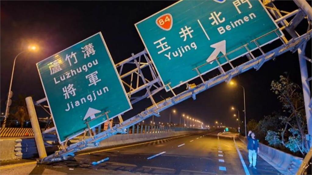 驚險! 貨車"載滿床墊"未綑綁 1人站車斗"手壓不住"險砸後車