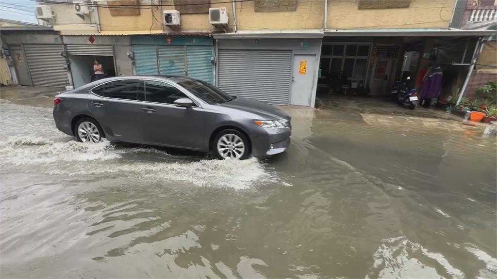 快新聞／雨彈狂炸！台南仁德淹水15公分　「巷子變小河」畫面曝光