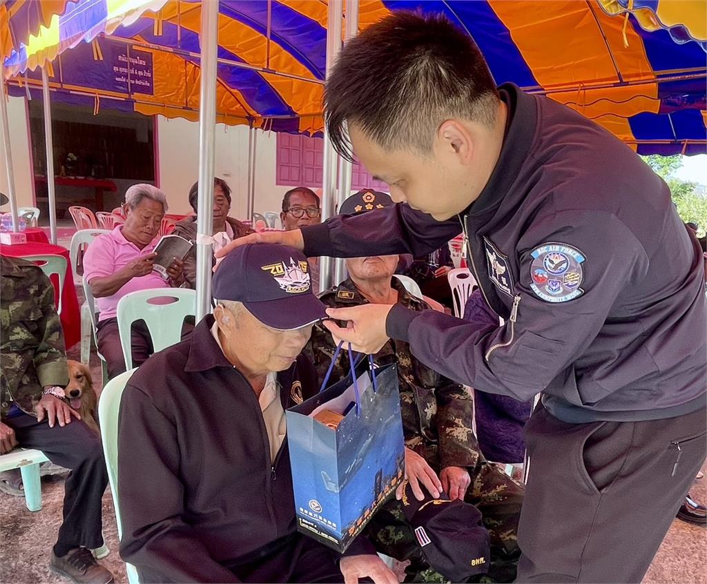 泰北最沉重新年禮 國軍心輔講師黃信凱：脫衣送「空軍藍」贈年邁孤軍做壽服以尊嚴告別