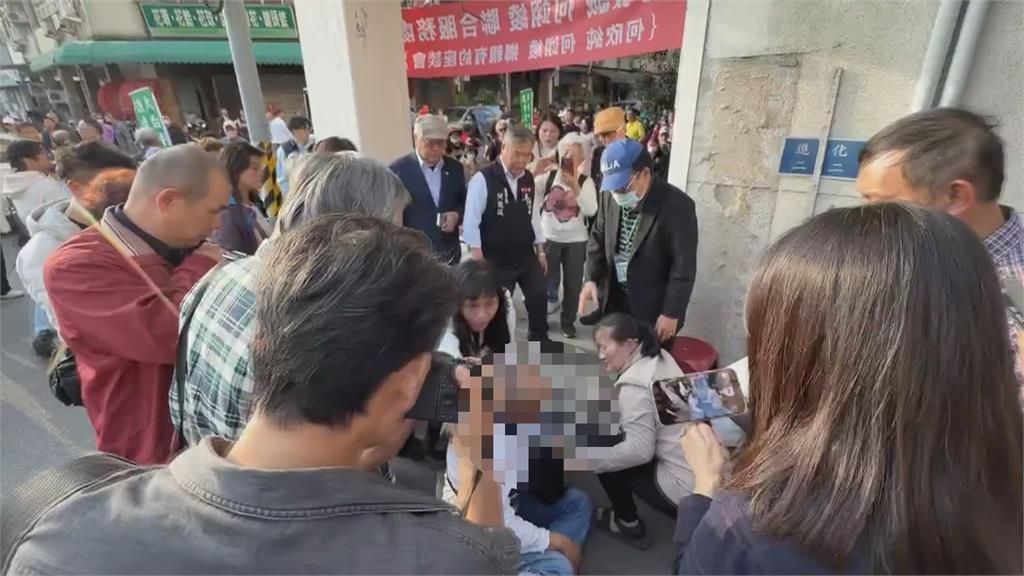 站台致詞長者突昏倒 何欣純急忙轉身救援幸無大礙