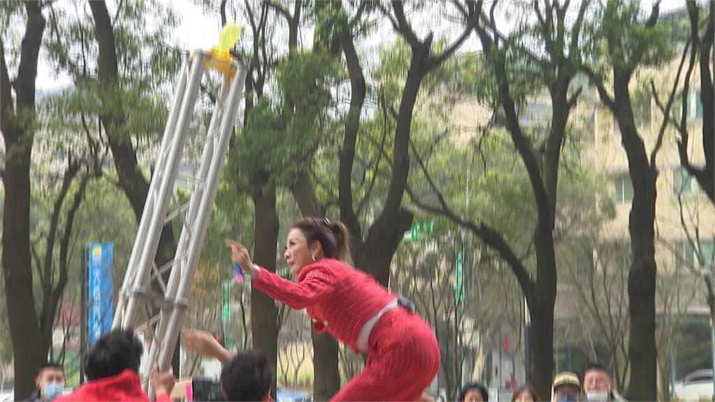 楊繡惠迎接58歲生日 蛋糕驚喜藏「一串百元鈔」