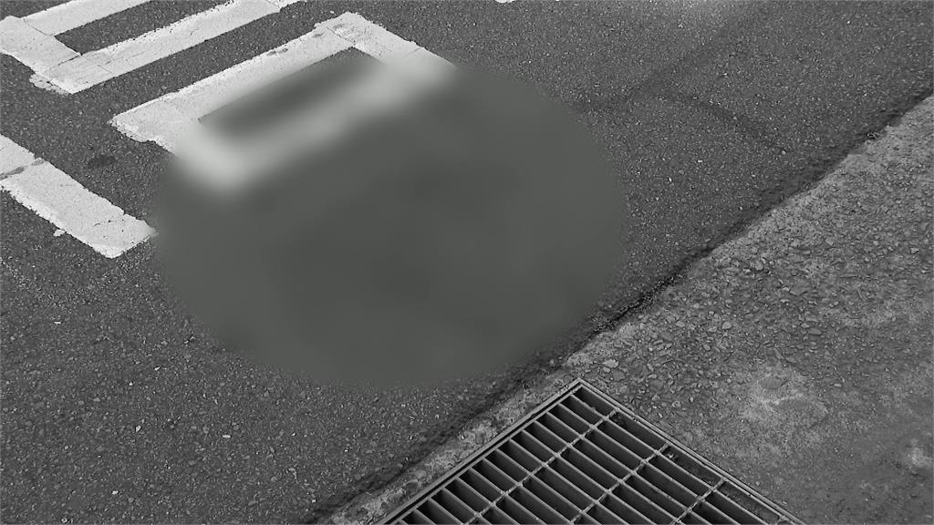 台北公車門關閉夾住傘　79歲婦拖行摔倒　遭後輪輾斷雙腿