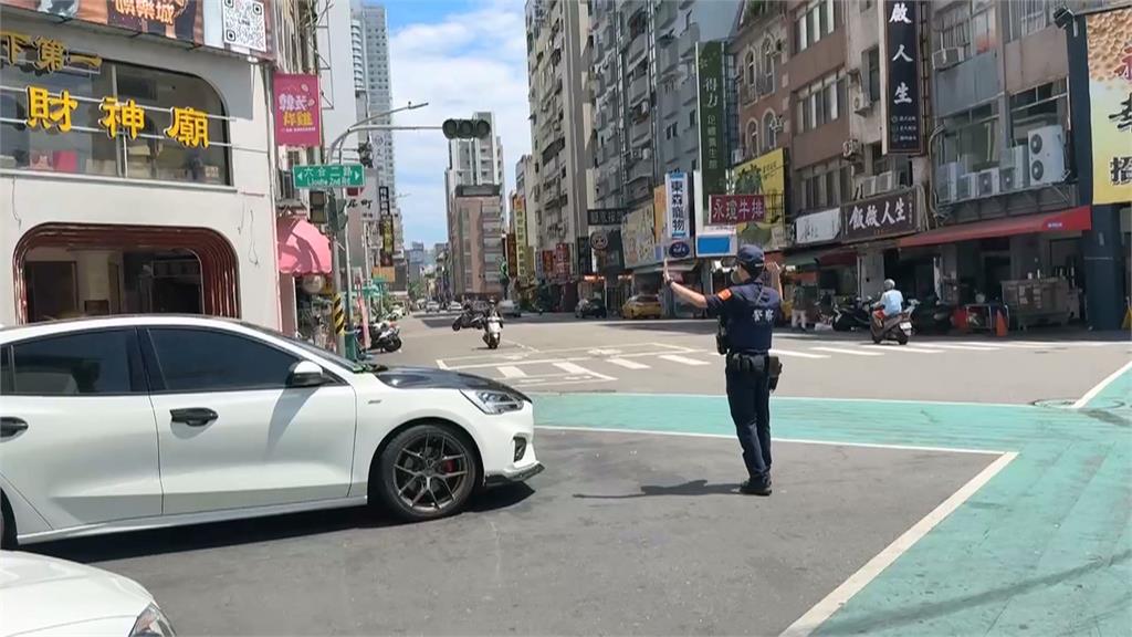 高雄新興紅綠燈突故障　小客車、貨車撞上　險波及旁小吃攤