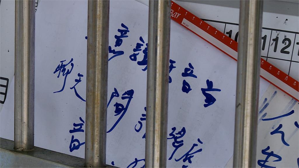 不滿一樓鄰居長期騷擾! 男子喝醉"持木刀"揮砍大門