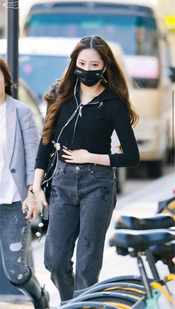 歐陽娣娣被爆「搶當女團偶像」全被拍!19歲「暴風曲線」頂破天網震撼