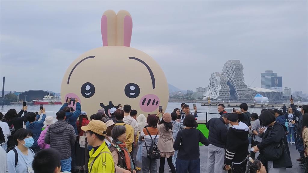 高雄初三時雨時晴 大批民眾冒雨爭睹吉伊卡哇