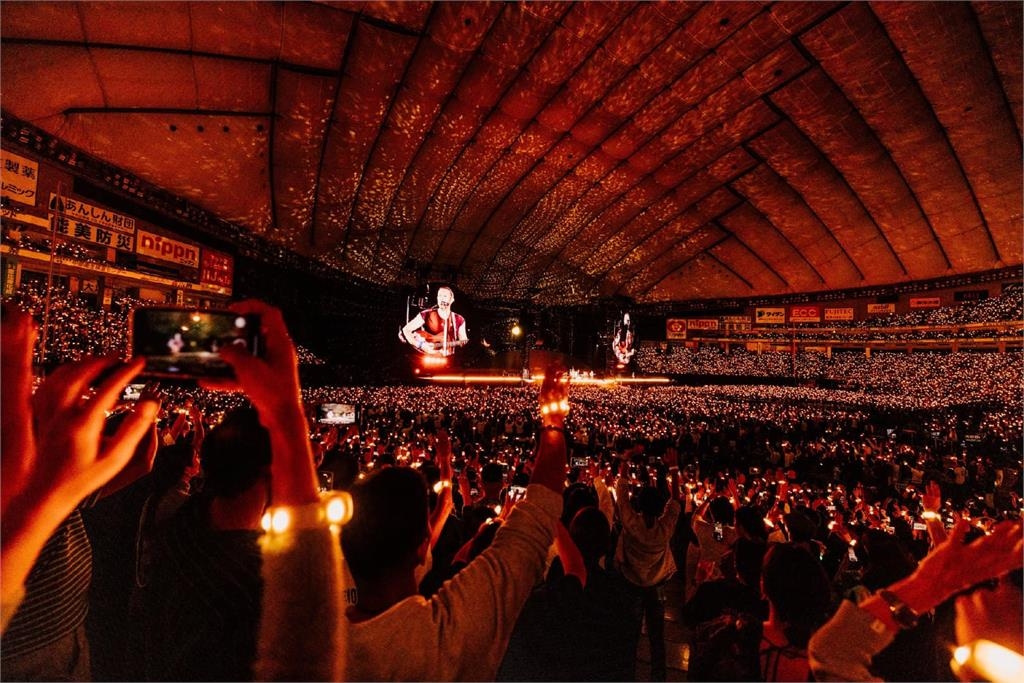 歌迷拒還Coldplay手環喊「我的紀念品」!全場氣炸:台灣之恥