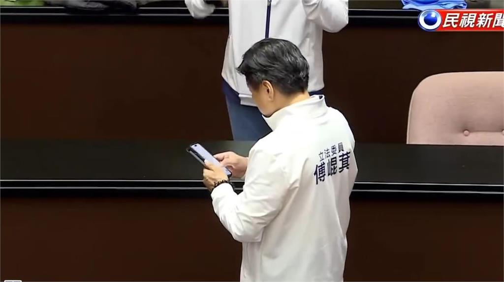 傅崐萁「疑偷傳微信」通風報信?民視攝影「1神角度」全捕捉…網讚爆