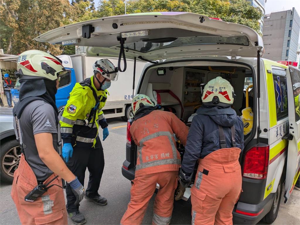 最新/竹科工安意外!鷹架倒塌3工人5米高墜樓 最新傷勢曝光