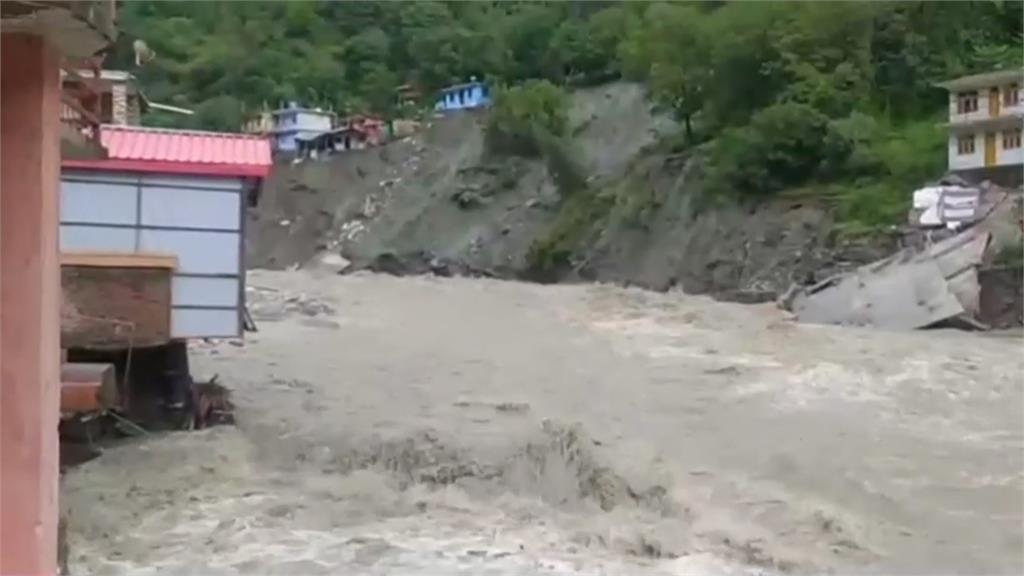 印度洪水沖壞高山公路 正值旅遊旺季遊客受困