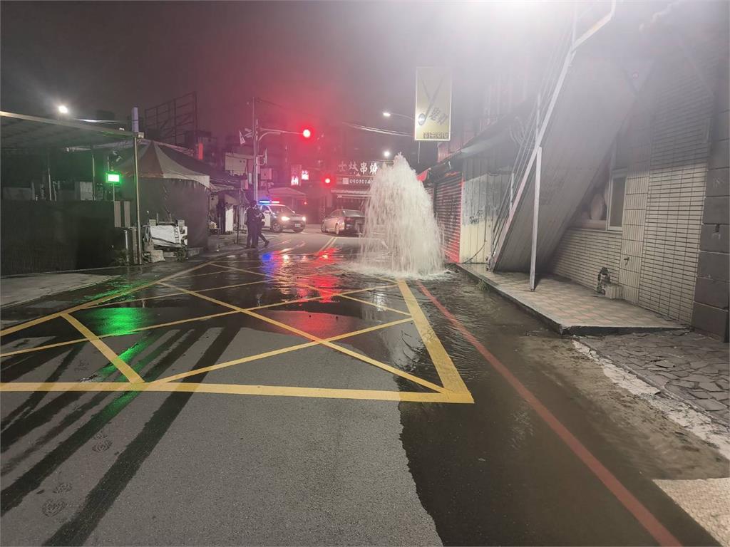 快新聞／蘆洲小客車「撞斷消防栓」駕駛棄車逃逸　水柱狂噴數公尺高