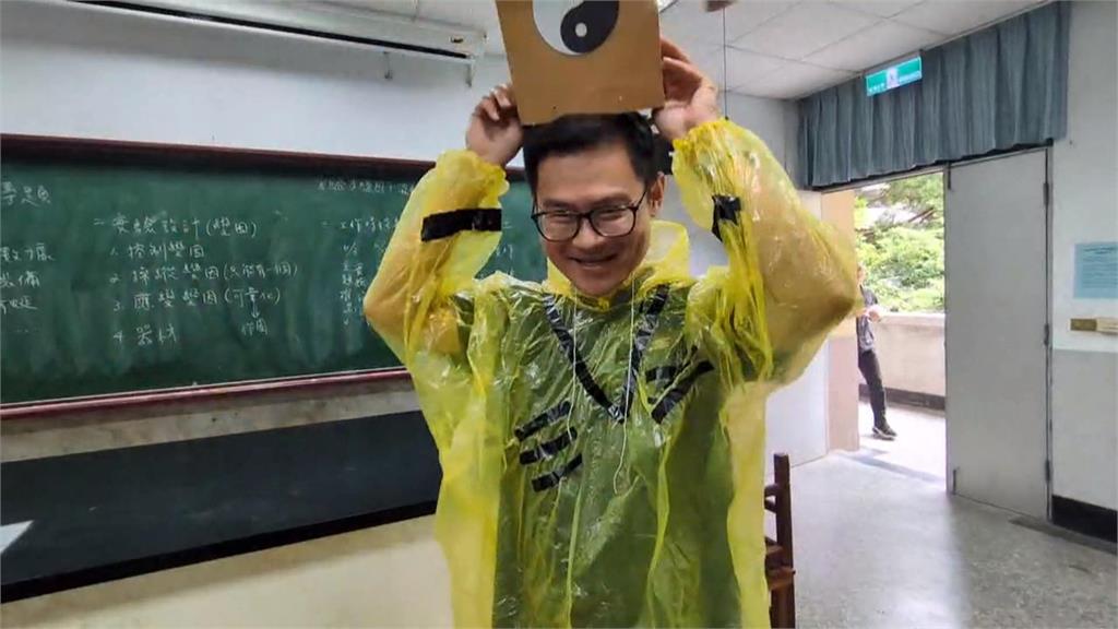 畢業式變告別式？老師扮道士　一開口學生忍不住笑翻
