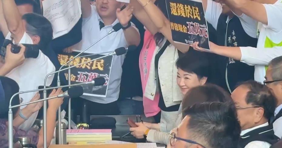 藍綠吵要盧秀燕發現金 江和樹突拿手板"快放柯文哲"
