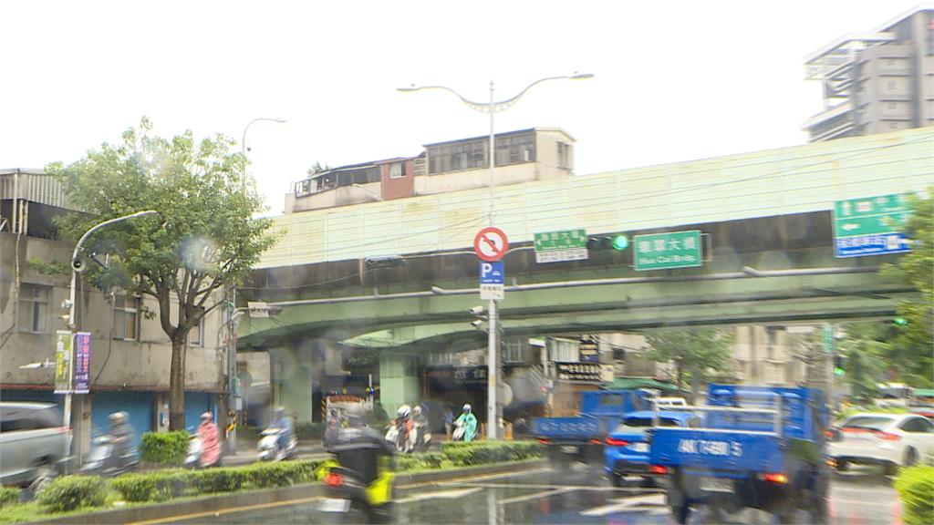 天降危機？狂風驟雨猛吹　頂加鐵皮、鋁窗一半懸空